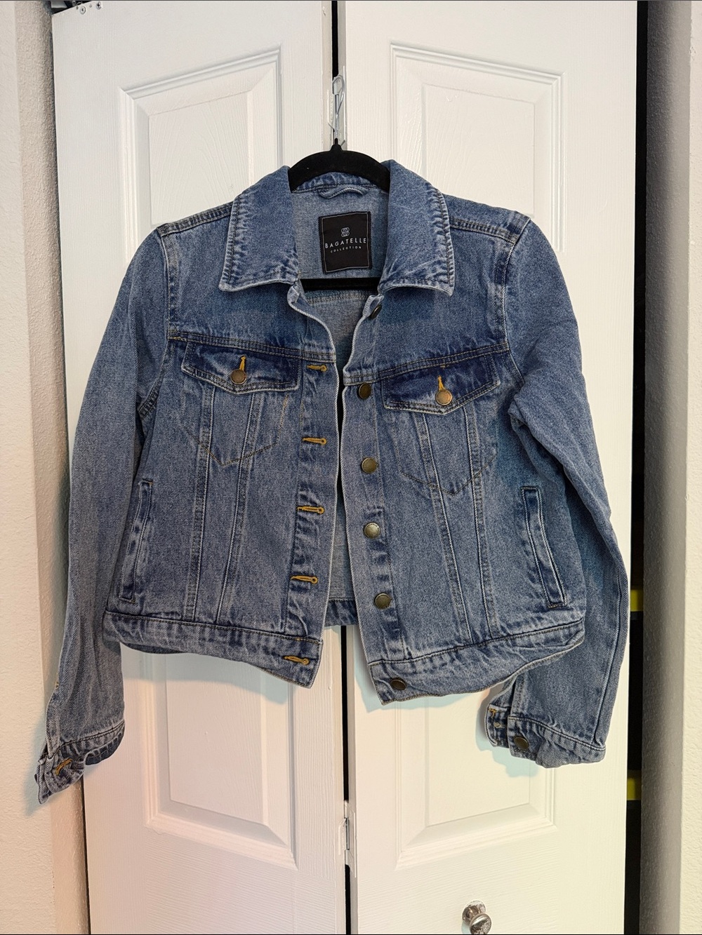 👷🏾‍♀️Classic Women's Jean Jacket